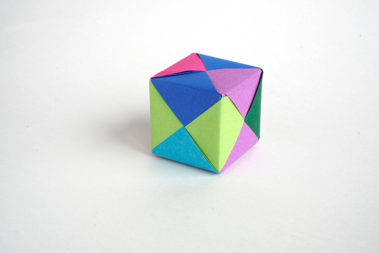 MET ORIGAMI EEN KUBUS BOUWEN